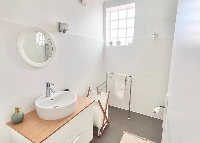 T2 - Proces - Parking Gratuit - Wifi